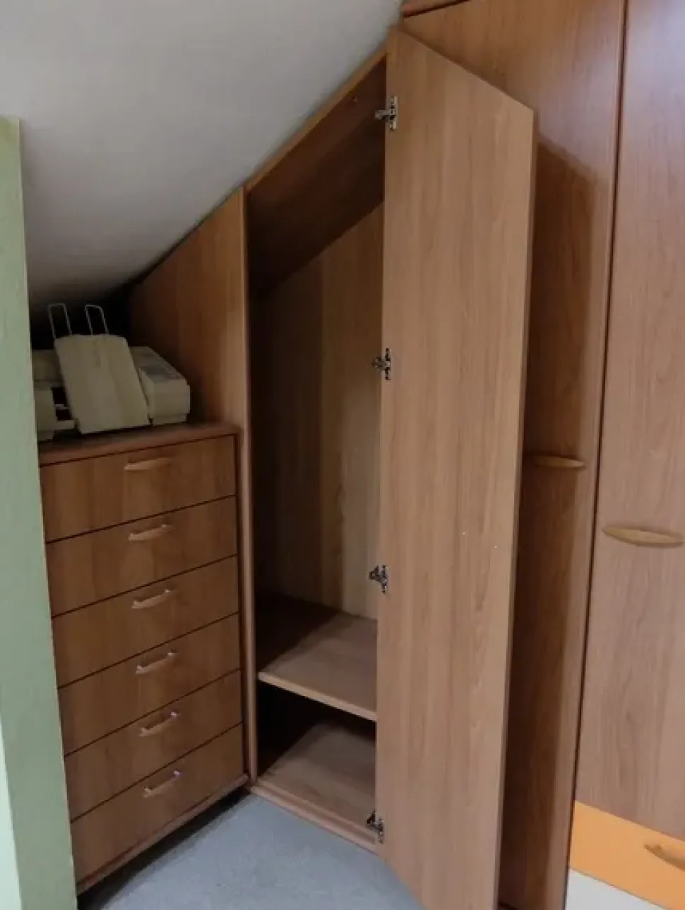 Armadio con ante battenti moderno Sottoscala - mansarda Artigianale a prezzo ribassato