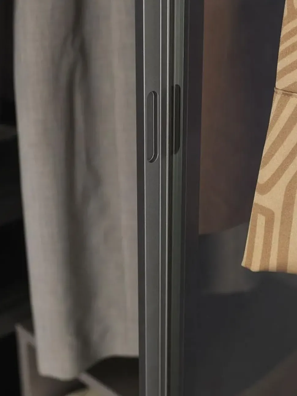 Armadio con ante battenti design Vetro Mobilgam a prezzo ribassato