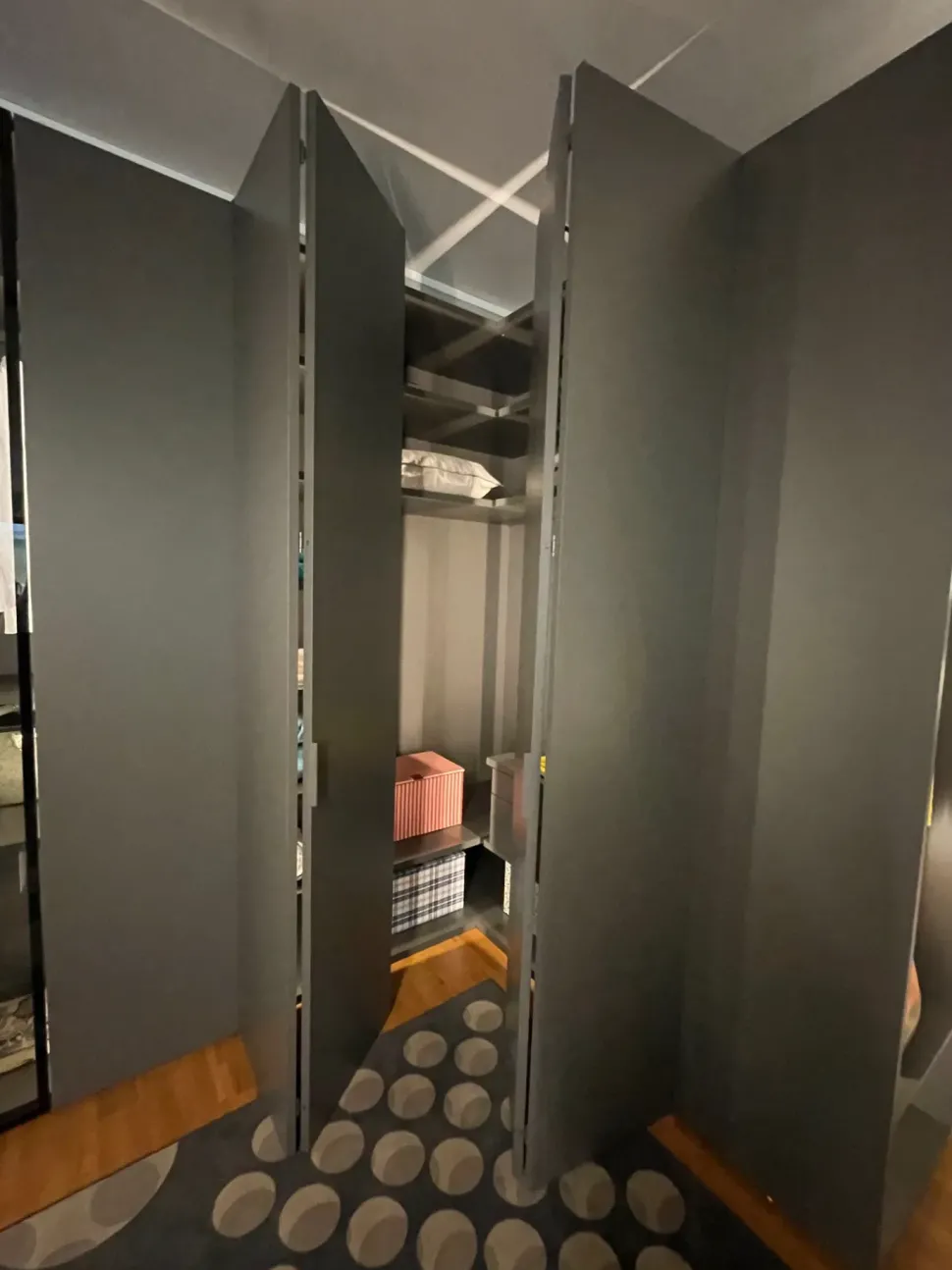 Armadio con ante battenti modello Core scontato del 40%