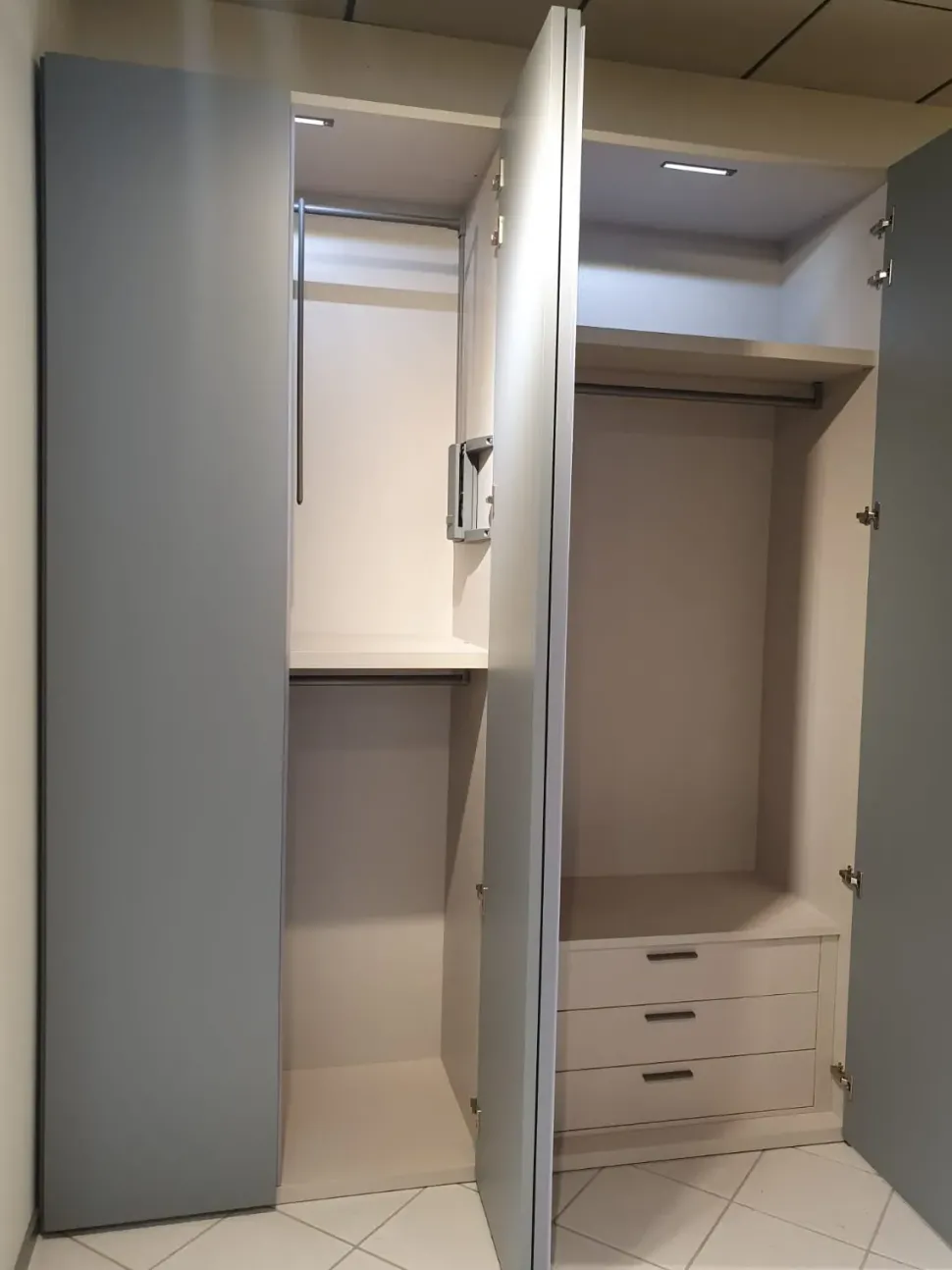 Armadio con ante battenti moderno Smart Tomasella a prezzo scontato