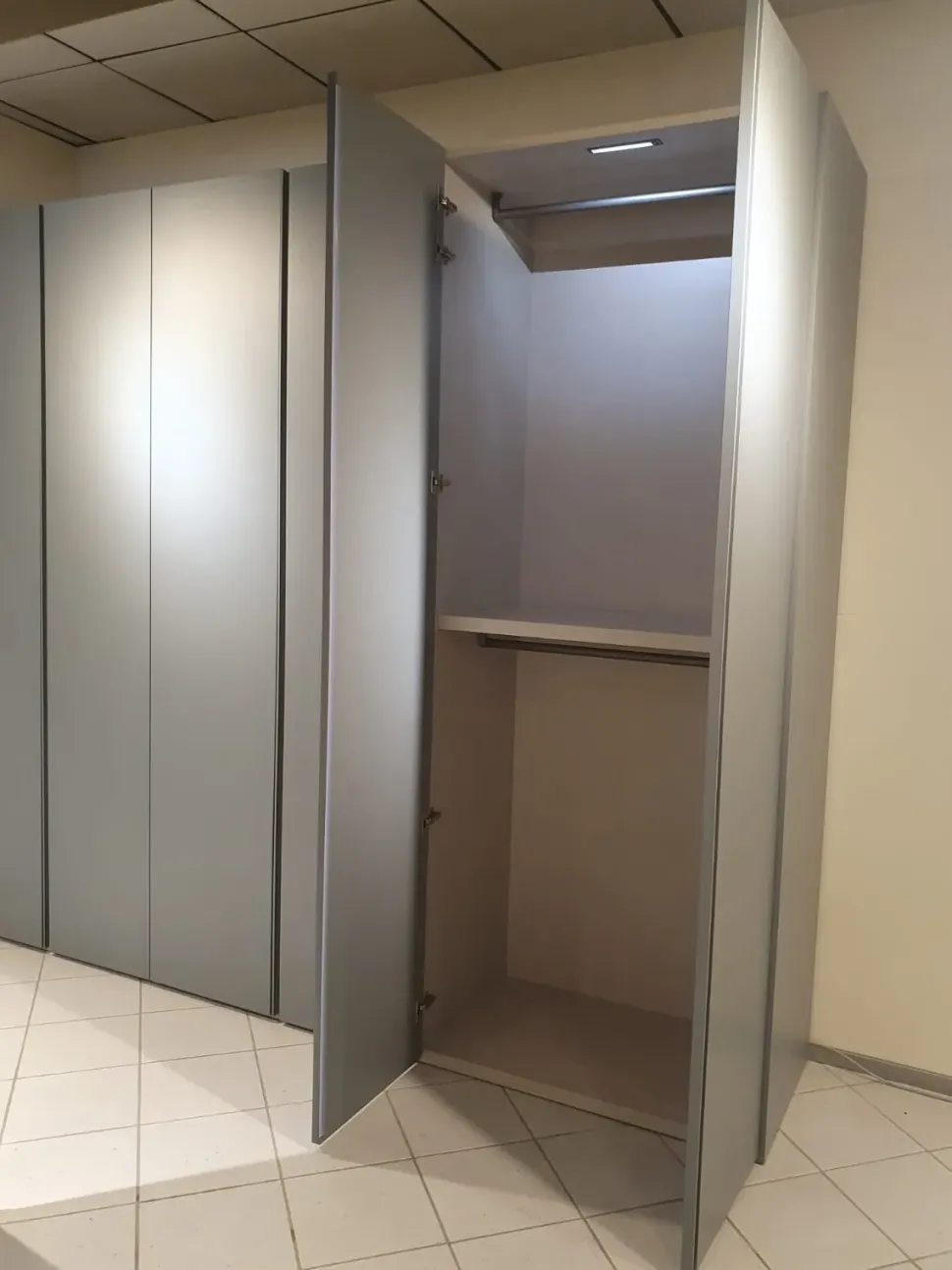 Armadio con ante battenti moderno Smart Tomasella a prezzo scontato