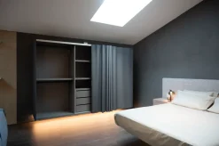 Armadio con ante scorrevoli design Et voilà Lago a prezzo ribassato