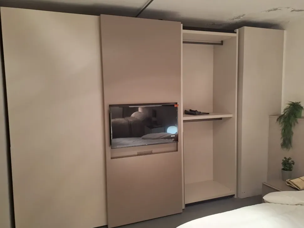 Armadio con ante scorrevoli modello Plana scontato del 40%