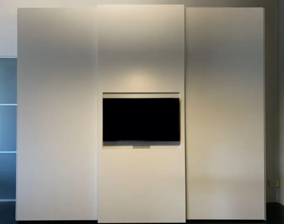 Armadio con ante scorrevoli modello Nastro tv scontato del 46%