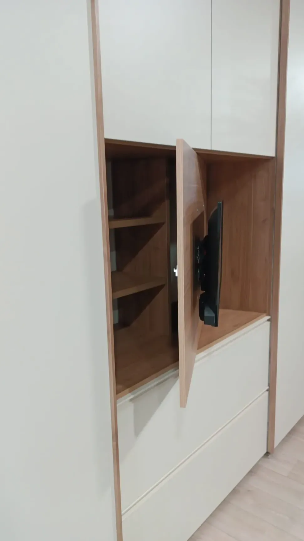 Armadio con ante scorrevoli modello Scorrevolo scontato del 50%