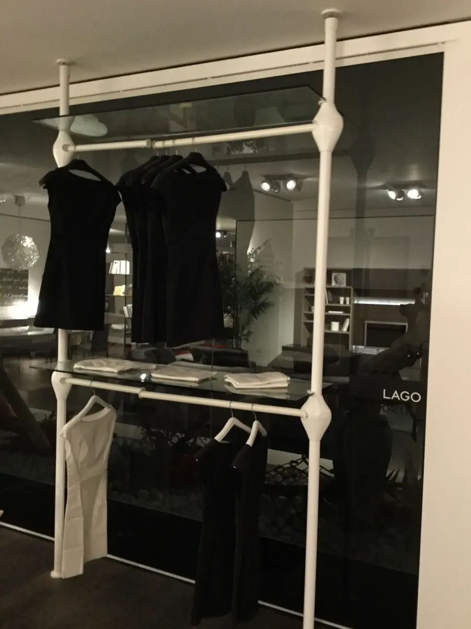 Armadio con cabina armadio a prezzo scontato modello Three di Lago