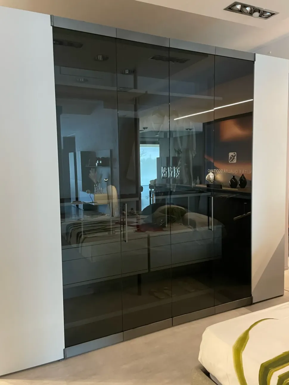 Armadio con cabina armadio modello Camerino caccaro scontato del 25%