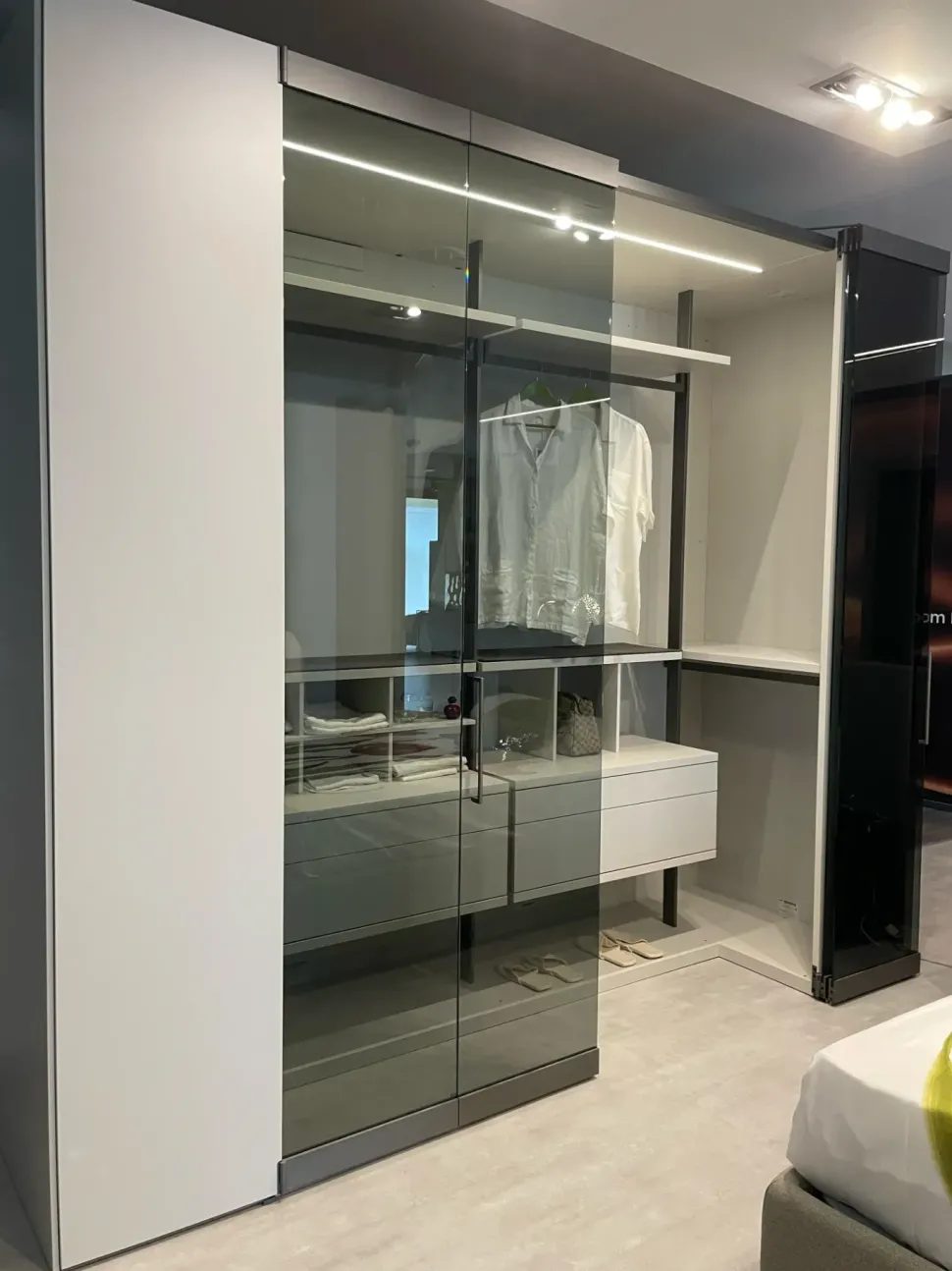 Armadio con cabina armadio modello Camerino caccaro scontato del 25%