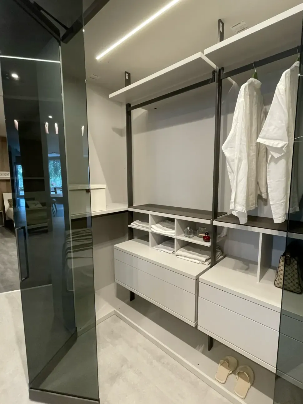 Armadio con cabina armadio modello Camerino caccaro scontato del 25%