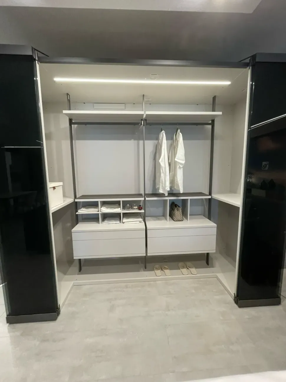 Armadio con cabina armadio modello Camerino caccaro scontato del 25%