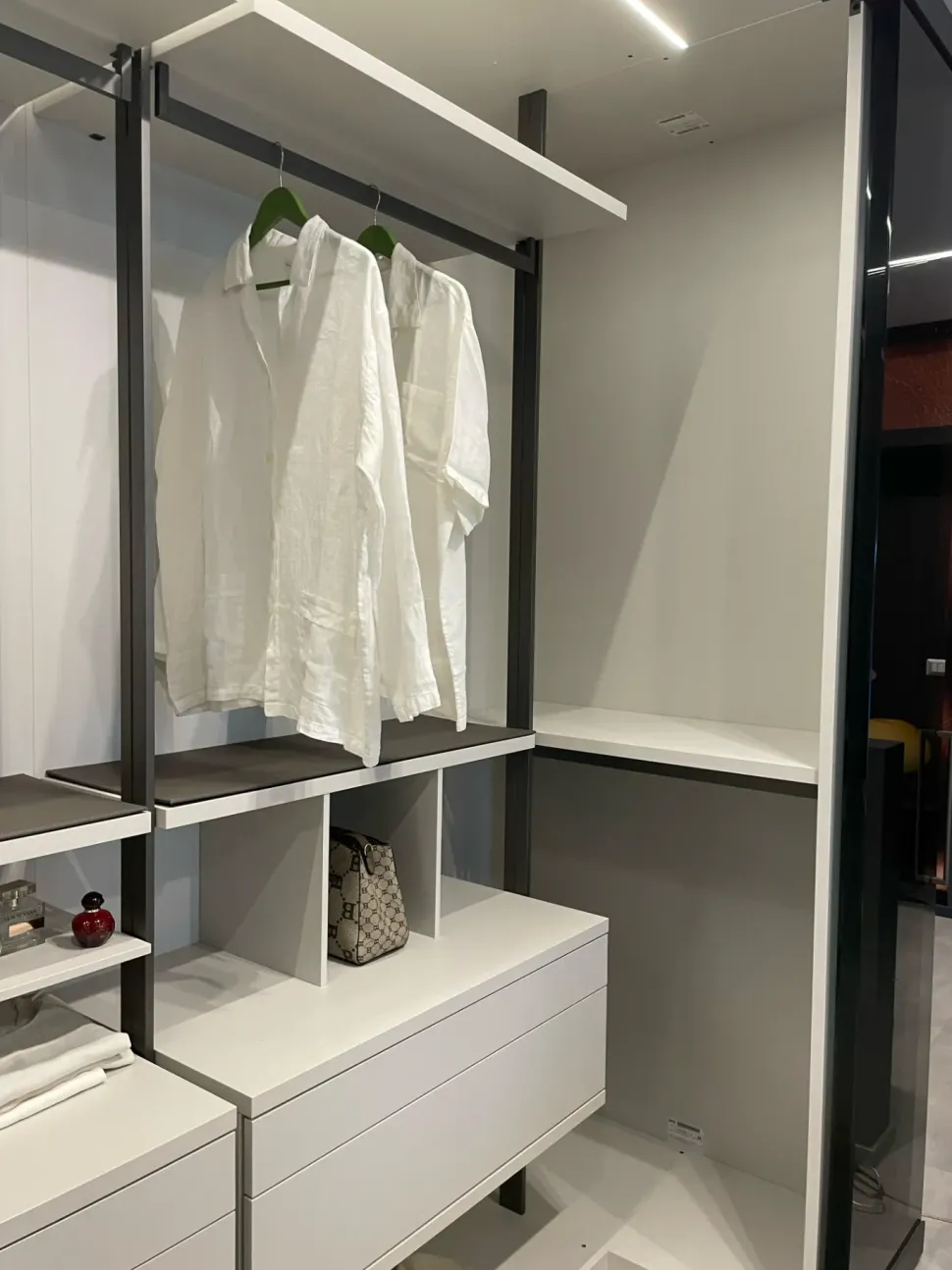 Armadio con cabina armadio modello Camerino caccaro scontato del 25%