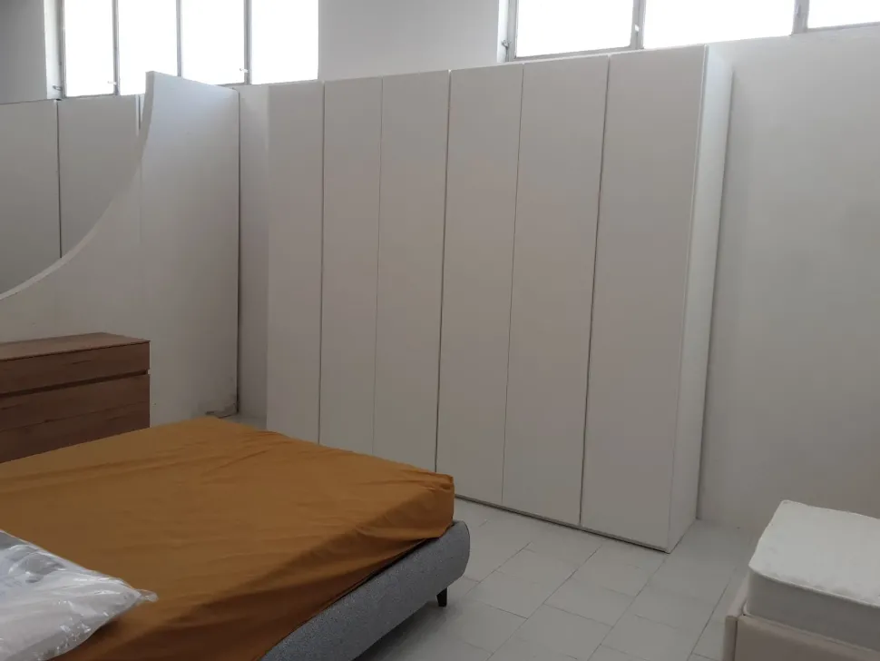 Armadio Gola realizzato in laccato opaco di Veneran scontato --5525%