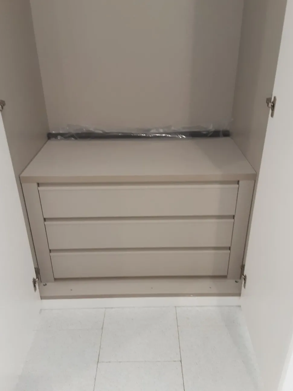 Armadio Gola realizzato in laccato opaco di Veneran scontato --5525%