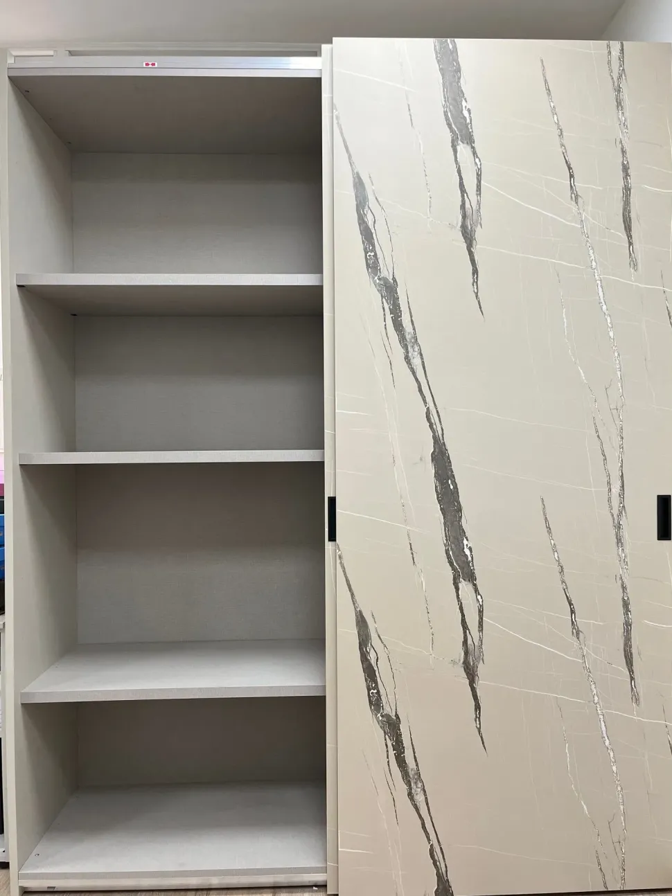 Armadio in laminato materico Tenerè a marchio Orme scontato -32%