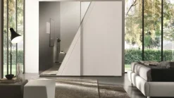 Armadio mod. Orizzonte con ante scorrevoli maxi in laccato opaco. Specchi in diagonale. 50% di sconto! Euro Design.
