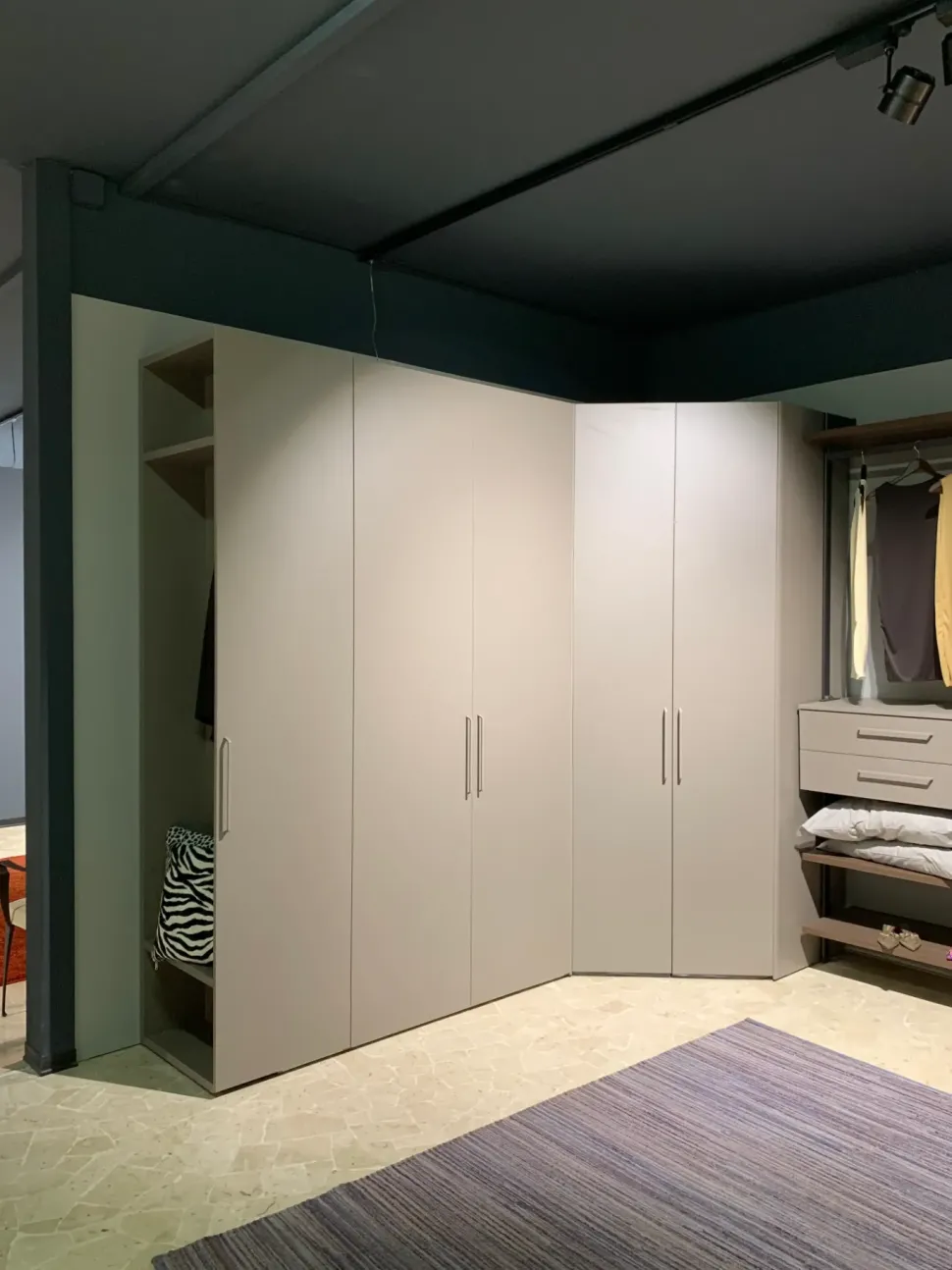 Armadio moderno Angolo Homes con un ribasso imperdibile