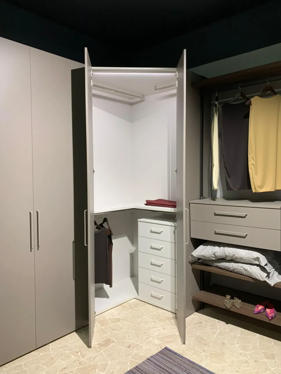 Armadio moderno Angolo Homes con un ribasso imperdibile