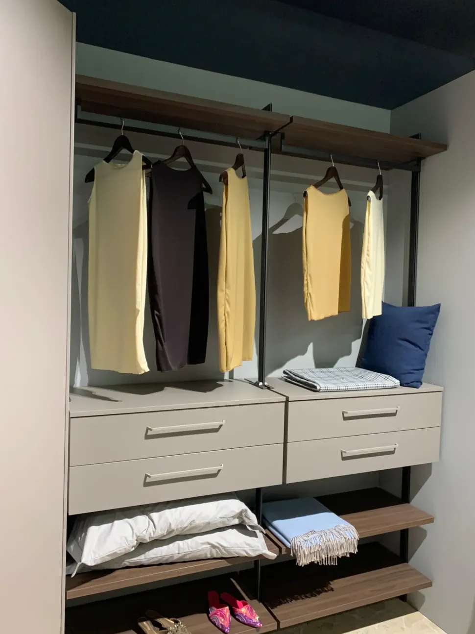 Armadio moderno Angolo Homes con un ribasso imperdibile