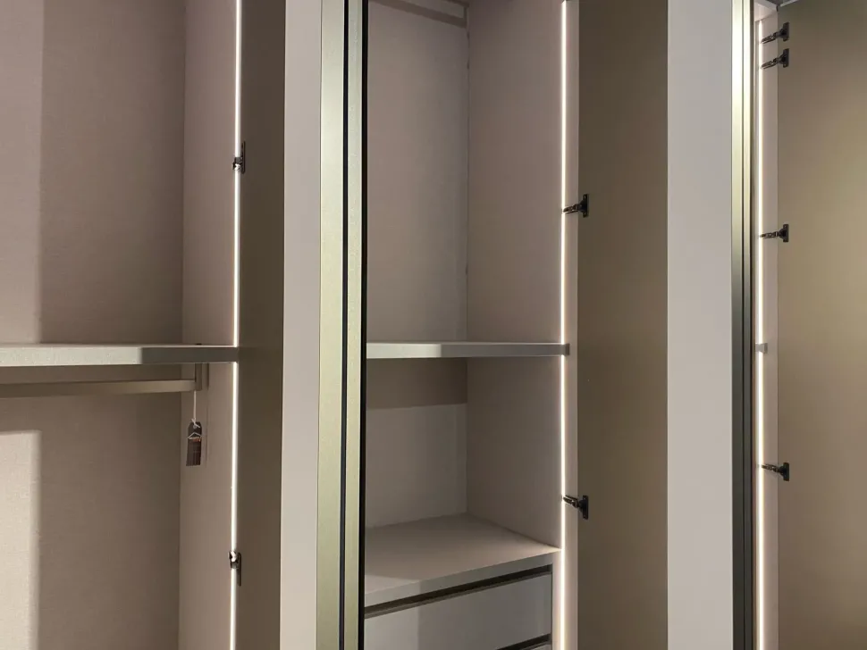 Armadio Noto realizzato in vetro di Orme scontato -50%