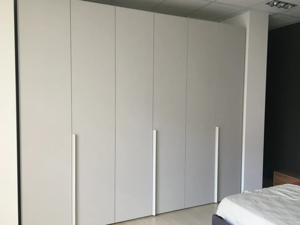 Armadio Novamobili anta liscia realizzato in laminato opaco di Novamobili scontato -39%