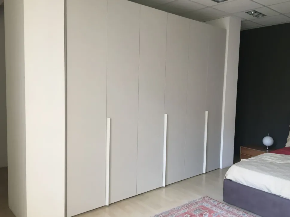 Armadio Novamobili anta liscia realizzato in laminato opaco di Novamobili scontato -39%