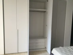 Armadio Novamobili anta liscia realizzato in laminato opaco di Novamobili scontato -39%