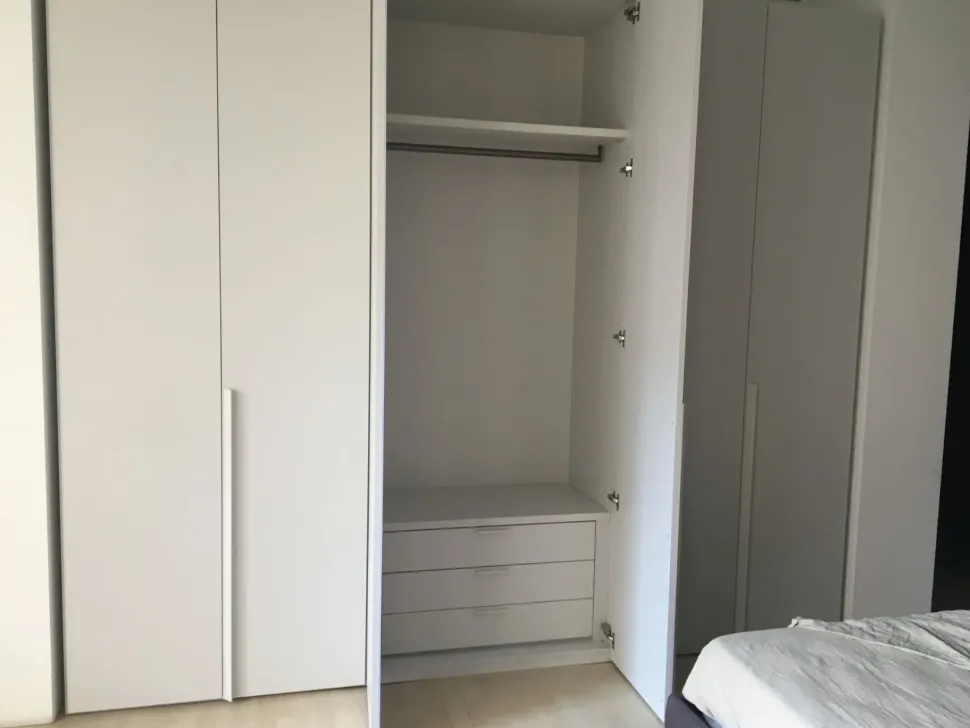 Armadio Novamobili anta liscia realizzato in laminato opaco di Novamobili scontato -39%