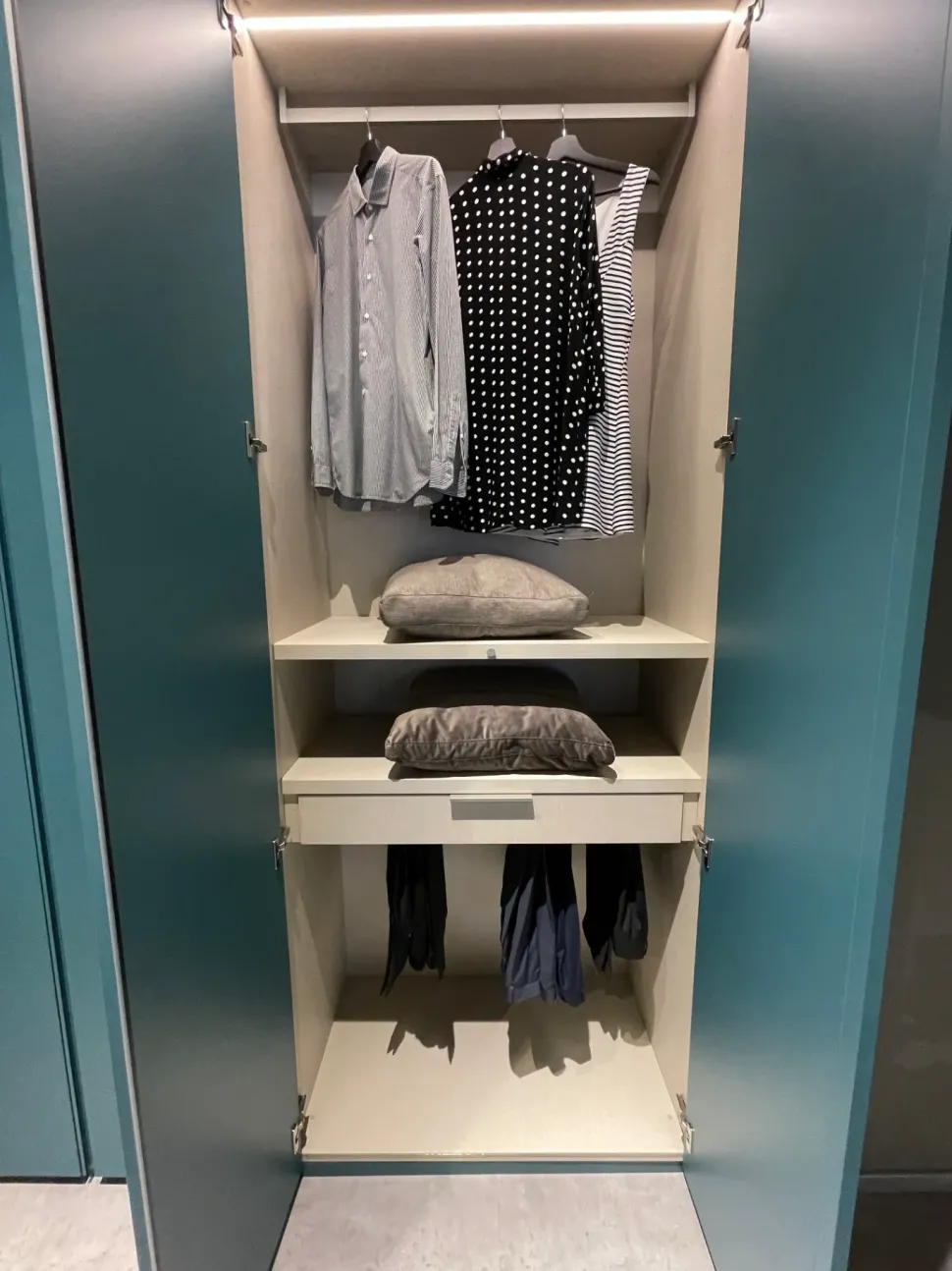 Armadio Text realizzato in laccato opaco di Lema scontato -40%