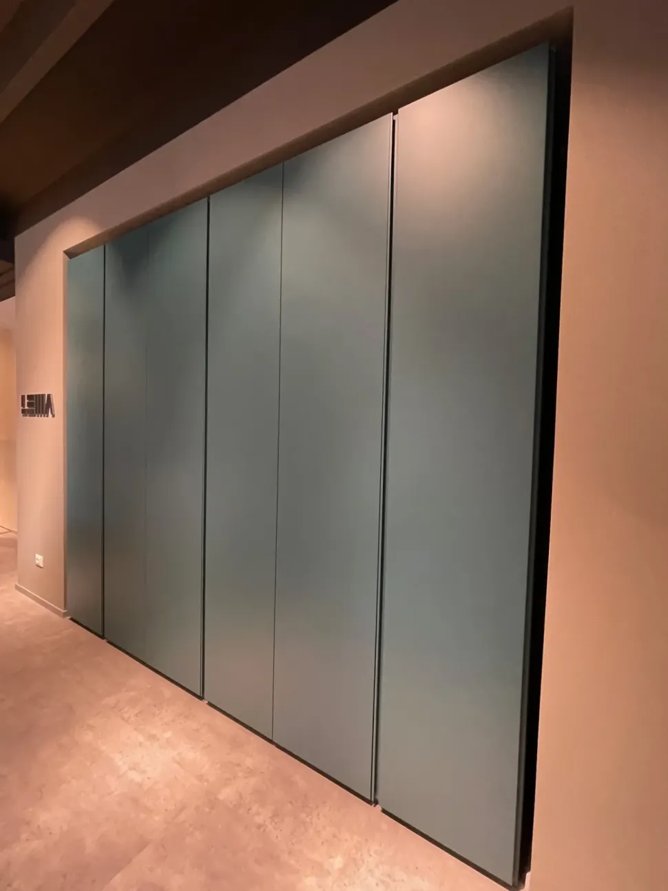 Armadio Text realizzato in laccato opaco di Lema scontato -40%