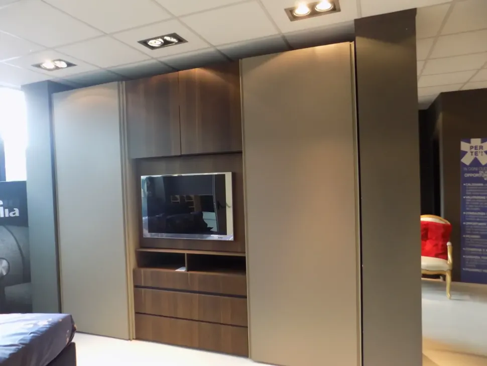 Camera da letto Armadio sangiacomo breccia con porta tv Sangiacomo in laccato opaco a prezzo Outlet