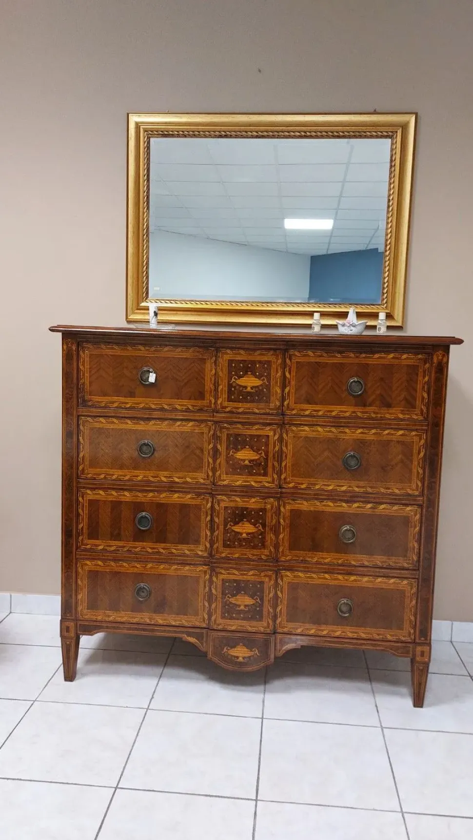 Camera da letto in legno artigianale, luci e dettagli preziosi a prezzo scontato.