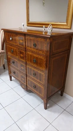 Camera da letto in legno artigianale, luci e dettagli preziosi a prezzo scontato.