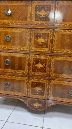 Camera da letto in legno artigianale, luci e dettagli preziosi a prezzo scontato.