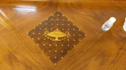 Camera da letto in legno artigianale, luci e dettagli preziosi a prezzo scontato.