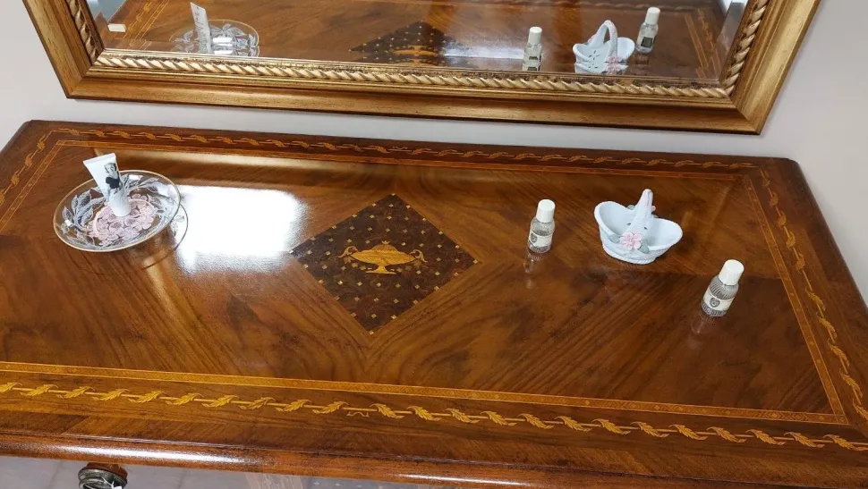 Camera da letto in legno artigianale, luci e dettagli preziosi a prezzo scontato.