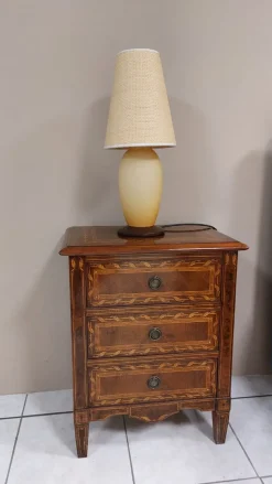 Camera da letto in legno artigianale, luci e dettagli preziosi a prezzo scontato.