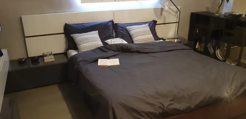 Camera da letto People Pianca in legno a prezzo Outlet