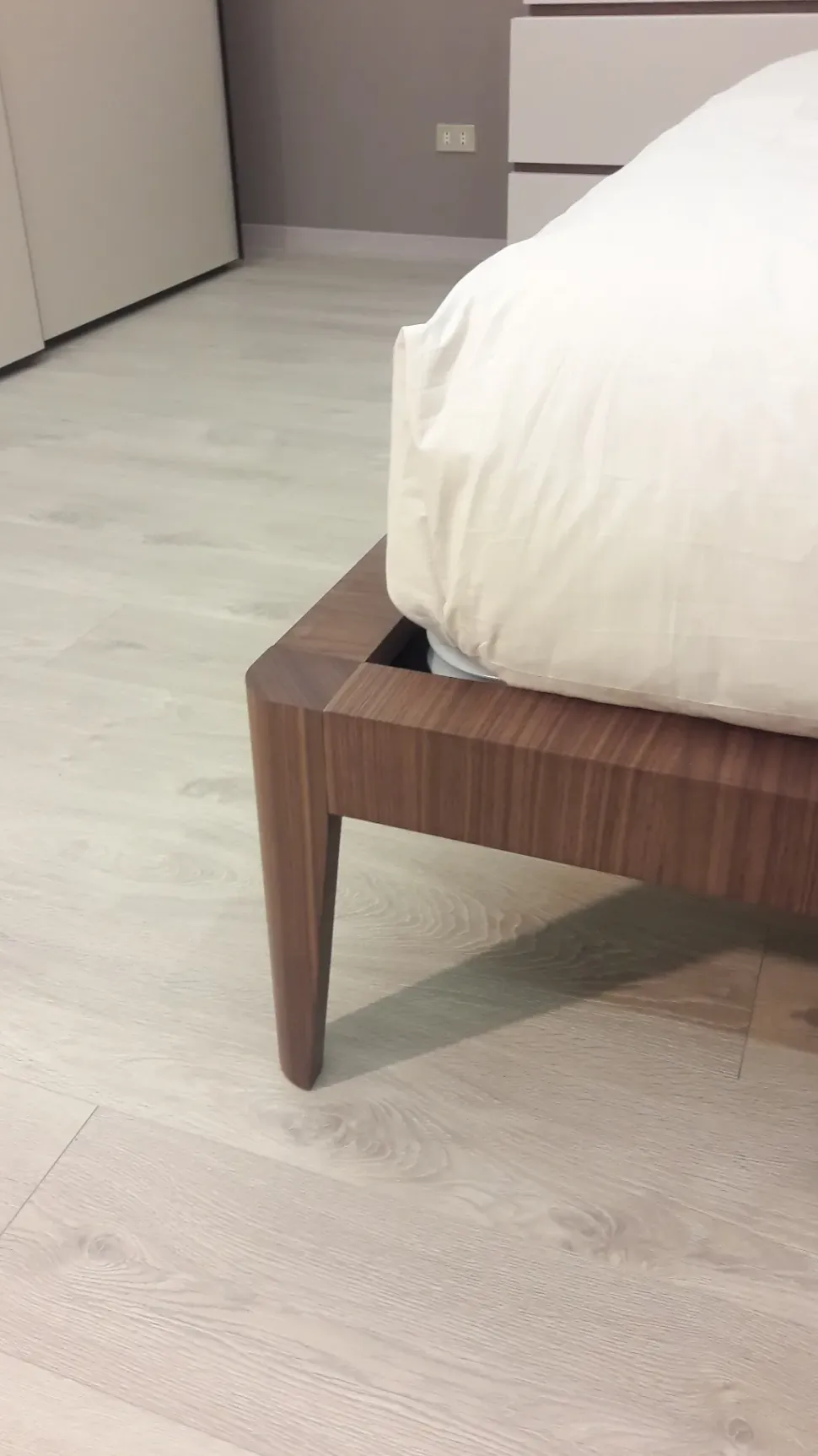 Camera da letto People Pianca in laccato opaco a prezzo Outlet. Un design moderno ed elegante per arredare la tua casa.