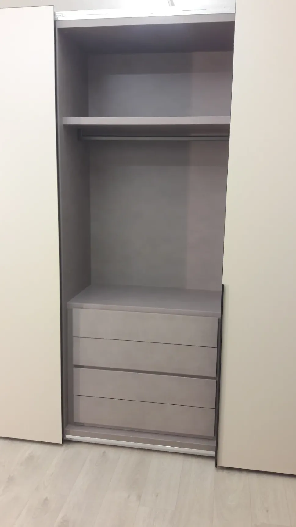 Camera da letto People Pianca in laccato opaco a prezzo Outlet. Un design moderno ed elegante per arredare la tua casa.