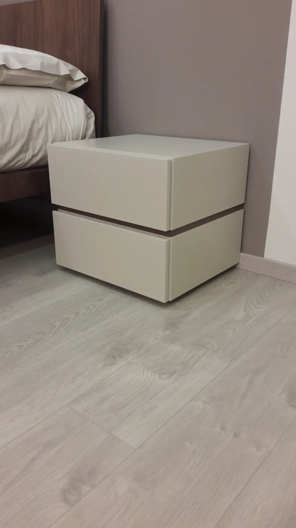 Camera da letto People Pianca in laccato opaco a prezzo Outlet. Un design moderno ed elegante per arredare la tua casa.