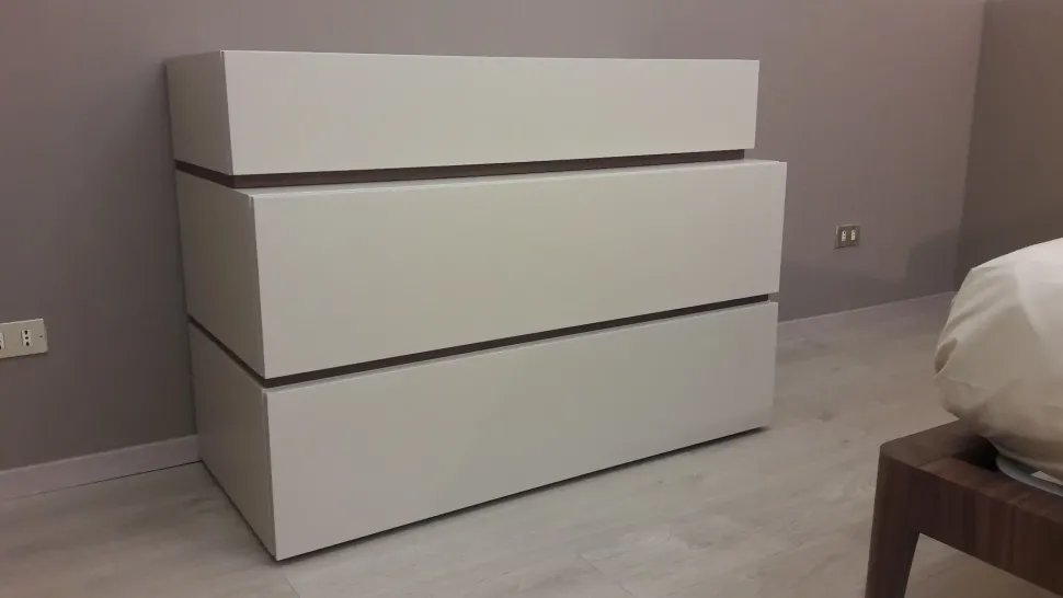 Camera da letto People Pianca in laccato opaco a prezzo Outlet. Un design moderno ed elegante per arredare la tua casa.