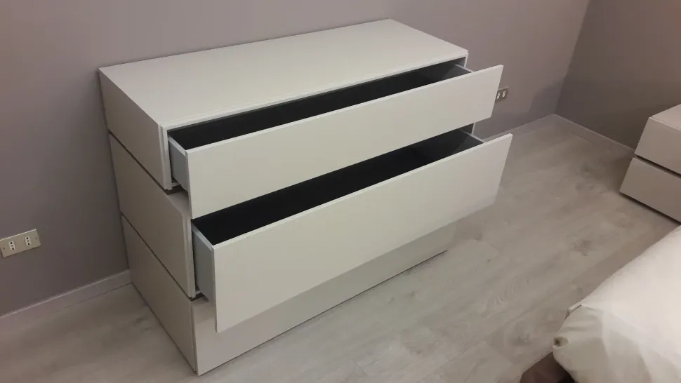 Camera da letto People Pianca in laccato opaco a prezzo Outlet. Un design moderno ed elegante per arredare la tua casa.