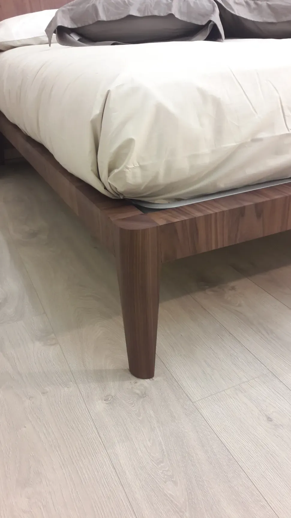 Camera da letto People Pianca in laccato opaco a prezzo Outlet. Un design moderno ed elegante per arredare la tua casa.