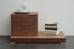 Camera Distribuzione Grandi Marchi Comodino logos su panca noce scontato del -50 %