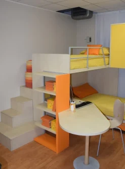 Cameretta Klou giallo arancio Battistella con letto a ponte scontata