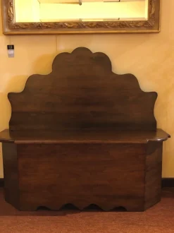 Cassapanca classica sagomata in legno massello tinto noce Tiferno Scontata del 50%