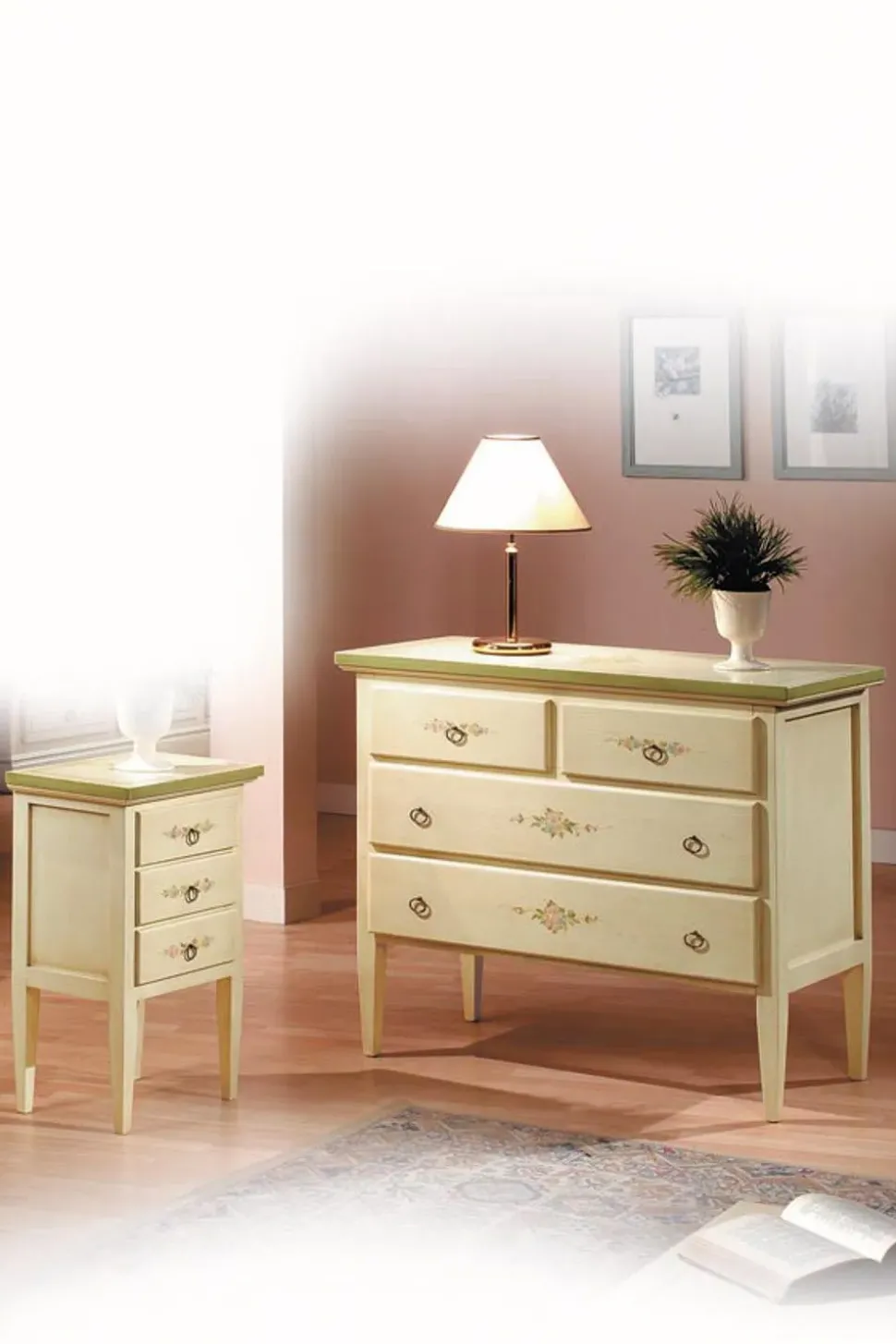 Cassetiera modello Comò con comodini laccati avorio con decori in promo-sconto del 55% in Legno Artigianale in Offerta Outlet