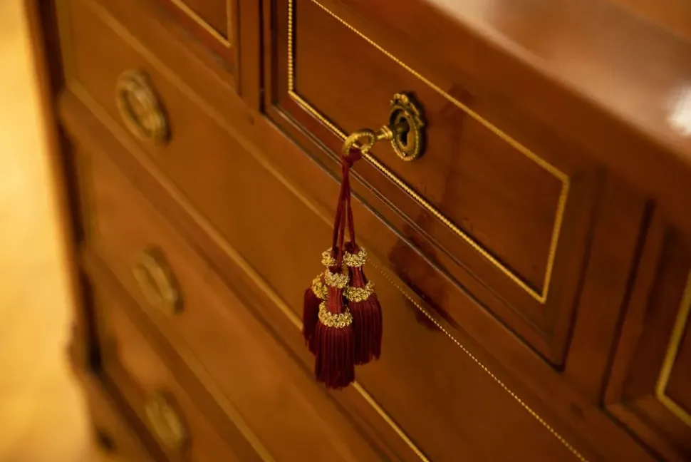 Cassettiera Gruppo in ciliegio massello Grande arredo in Legno in offerta