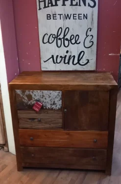 Cassettiera in legno etnico. Offerta Outlet. Cavallino.