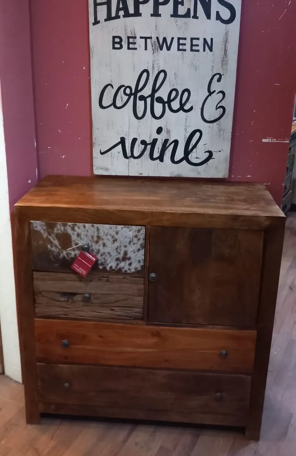 Cassettiera in legno etnico. Offerta Outlet. Cavallino.